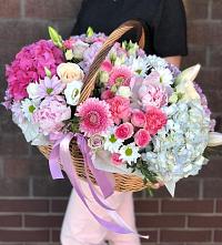 Композиция солнечный день в Володино Цветочная композиция из Розы, Хризантемы, Пионы и Лизиантусы в корзине в Володино