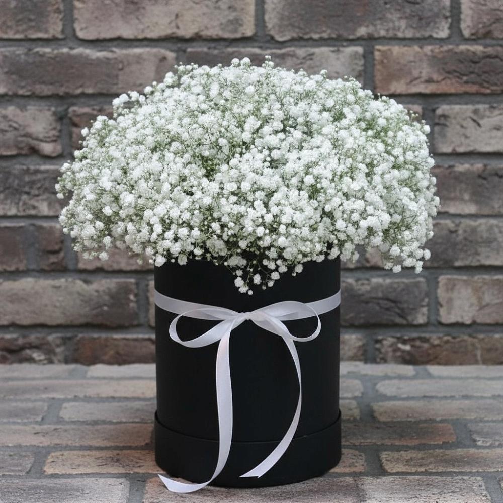 Цветочная композиция из Гипсофила в шляпной коробке в Володино