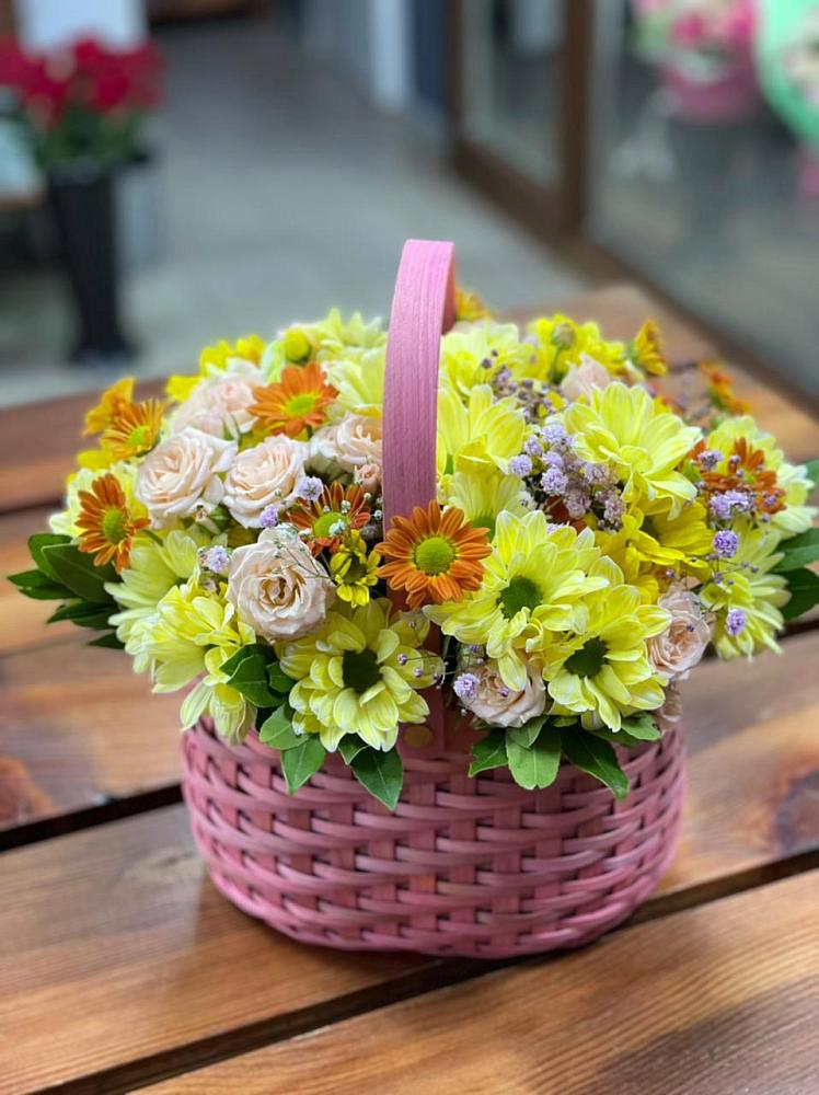 Цветочная композиция из Хризантемы и Розы в корзине в Володино