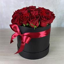 Цветочная композиция из Розы в шляпной коробке в Володино