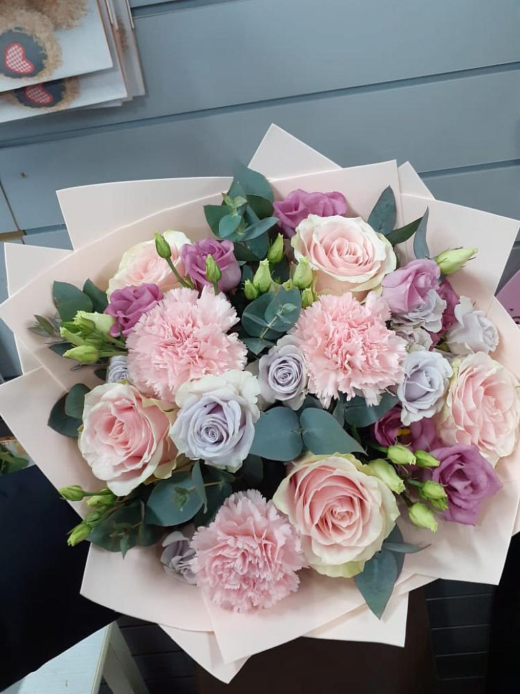 Букет цветов из: Розы, Гвоздики и Лизиантусы в Володино